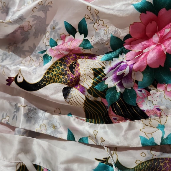 Women's White Japanese Style Robe - Picture 3 of 9